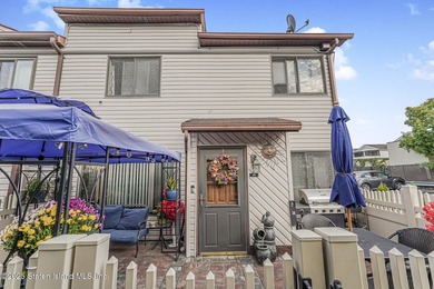 Welcome to this spacious and beautifully cared-for three-bedroom - photo 1