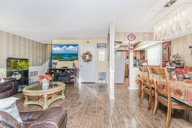 Welcome to this spacious and beautifully cared-for three-bedroom - photo 4