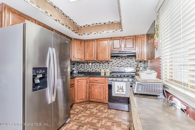 Welcome to this spacious and beautifully cared-for three-bedroom - photo 10
