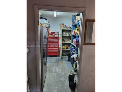 Amazing opportunity Great Warehouse Location in Miami 15 minutes - photo 8