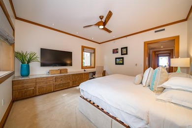 This exquisitely furnished residence offers luxury resort-style - photo 10