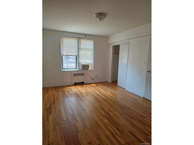 Welcome home to this beautifully updated 1-bedroom, 1-bath co-op - photo 7