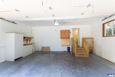 Single story home located on a corner oversized lot in a well - photo 31