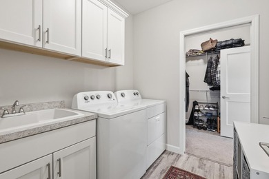 Welcome to this stunning custom-built home, perfectly situated - photo 20