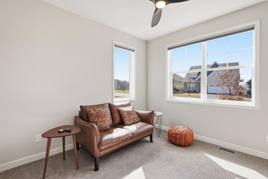Welcome to this stunning custom-built home, perfectly situated - photo 21