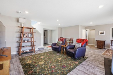 Welcome to this stunning custom-built home, perfectly situated - photo 24