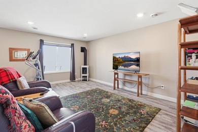 Welcome to this stunning custom-built home, perfectly situated - photo 25