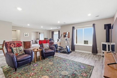 Welcome to this stunning custom-built home, perfectly situated - photo 26
