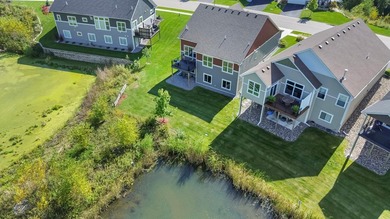 Welcome to this stunning custom-built home, perfectly situated - photo 36