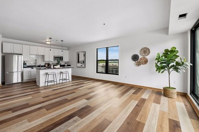 Enjoy elevated urban living in this light filled, freshly - photo 2