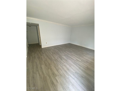 This one bed one bath is on very good conditions, ready to move - photo 3