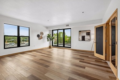 Enjoy elevated urban living in this light filled, freshly - photo 7