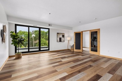 Enjoy elevated urban living in this light filled, freshly - photo 8