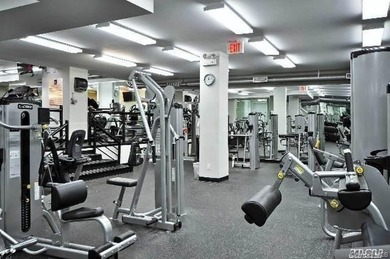 Beautifully Renovated Large 1 bedroom Deluxe (Jr. 4) in Luxury - photo 16