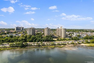 Beautifully Renovated Large 1 bedroom Deluxe (Jr. 4) in Luxury - photo 22