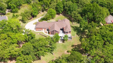 There are homes that impress, and then there are homes that - photo 9