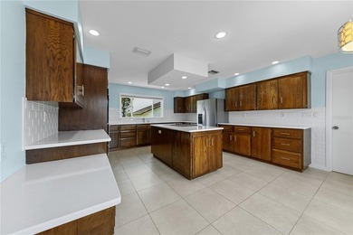 Welcome to this spacious and beautifully maintained 3-bedroom, 3 - photo 12