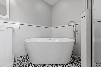 Welcome to this spacious and beautifully maintained 3-bedroom, 3 - photo 32