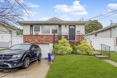 Beautiful raised ranch on large 40 x 107 lot. Level 1: Living - photo 1