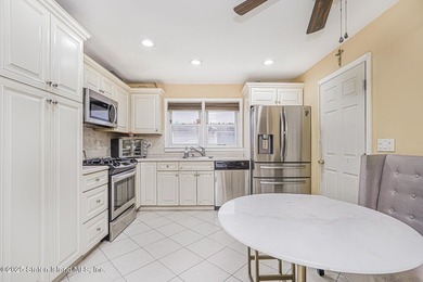 Beautiful raised ranch on large 40 x 107 lot. Level 1: Living - photo 4