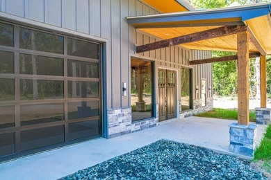 PRIVACY, CONVENIENCE AND CLASS - ALL IN ONE SPOT! Welcome to - photo 1