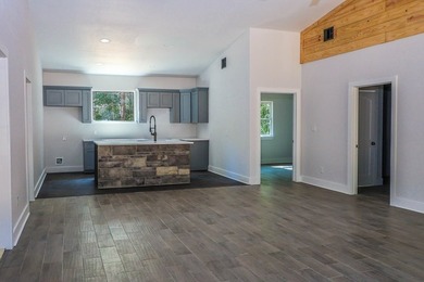 PRIVACY, CONVENIENCE AND CLASS - ALL IN ONE SPOT! Welcome to - photo 8