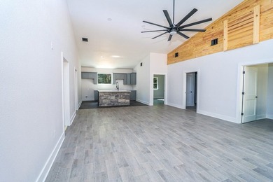 PRIVACY, CONVENIENCE AND CLASS - ALL IN ONE SPOT! Welcome to - photo 10