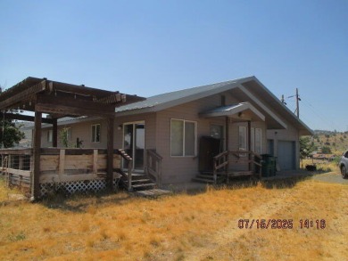 Lake Home For Sale in Klamath Falls, Oregon