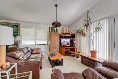 Excellent Investment Opportunity! Classic waterfront home in - photo 2