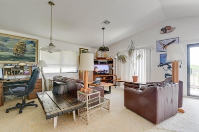 Excellent Investment Opportunity! Classic waterfront home in - photo 3