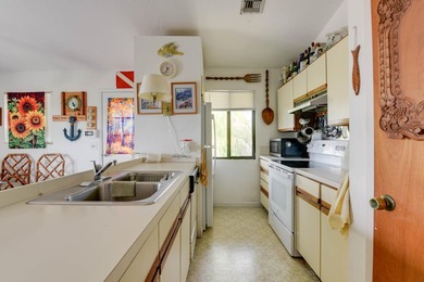 Excellent Investment Opportunity! Classic waterfront home in - photo 7