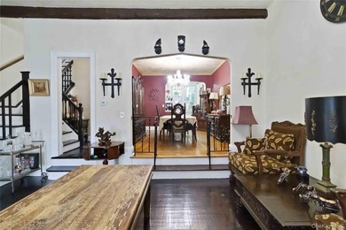 Charming Tudor home filled with character, set on a dead-end - photo 2