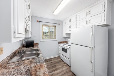 Prime Location! Move in ready & pristine 2-bedroom, 2-bathroom - photo 12