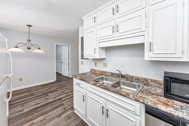 Prime Location! Move in ready & pristine 2-bedroom, 2-bathroom - photo 13
