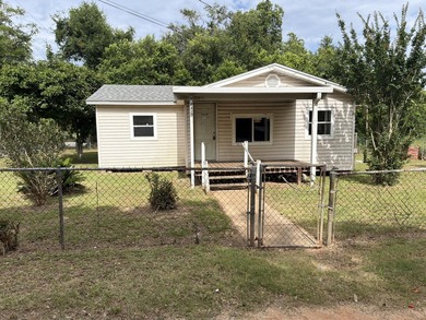 Welcome to your next REO opportunity! Built in 1970, this corner - photo 1