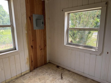 Welcome to your next REO opportunity! Built in 1970, this corner - photo 4