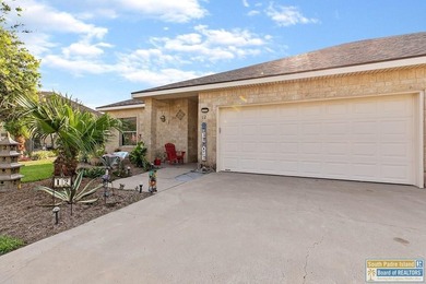 Welcome to coastal living at its best! This charming 3-bedroom - photo 1