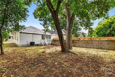 Two primary suites, each with a full en-suite bath and walk-in - photo 27