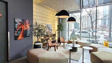 Modern & Sleek 2 Bedroom 2 Bathroom Concrete Loft in the Loop! - photo 4