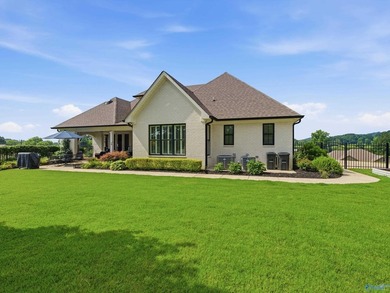 Amazing custom brick 4 bed home in Guntersville City school - photo 42