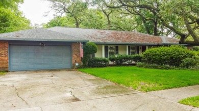 Come see this 2,175 sq ft home with a pool in Fort Walton Beach! - photo 1