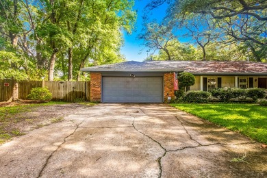 Come see this 2,175 sq ft home with a pool in Fort Walton Beach! - photo 2