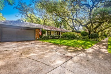 Come see this 2,175 sq ft home with a pool in Fort Walton Beach! - photo 3