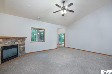 Welcome to this beautiful 3 bedroom, 2 bathroom patio home - photo 11