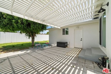 Welcome to 3037 Pacific Avenue, a design-forward Mid-Century - photo 21