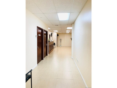 For Sale-Prime Community Facility space in the heart of Hushing! - photo 4