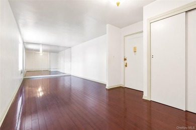 Beautifully renovated top-floor one-bedroom co-op in the heart - photo 2