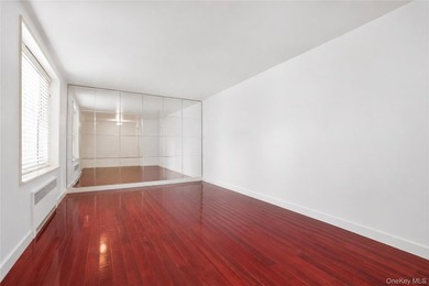 Beautifully renovated top-floor one-bedroom co-op in the heart - photo 3