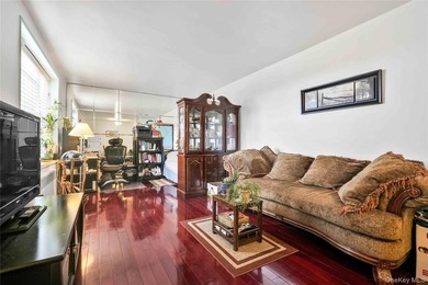 Beautifully renovated top-floor one-bedroom co-op in the heart - photo 4