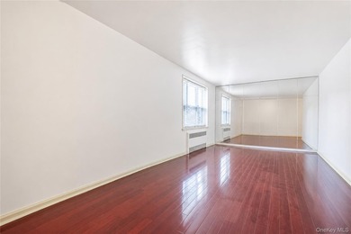 Beautifully renovated top-floor one-bedroom co-op in the heart - photo 5
